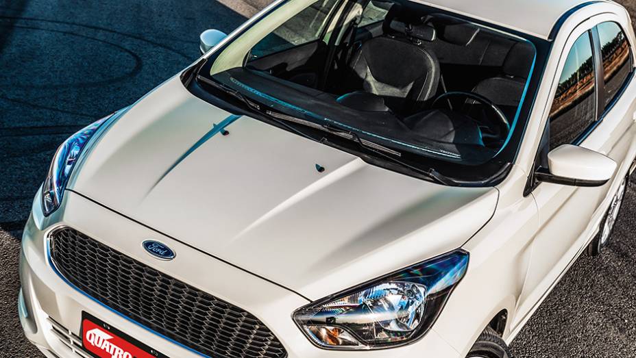 A faixa central impressa na carroceria tem relevo no capô e é rebaixada no teto | <a href="https://preprod.quatrorodas.abril.com.br/carros/testes/novo-ford-ka-795762.shtml" rel="migration">Leia mais</a>