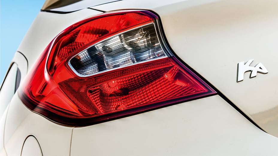  lanternas fum&ecirc; e | <a href="https://preprod.quatrorodas.abril.com.br/carros/testes/novo-ford-ka-795762.shtml" rel="migration">Leia mais</a>