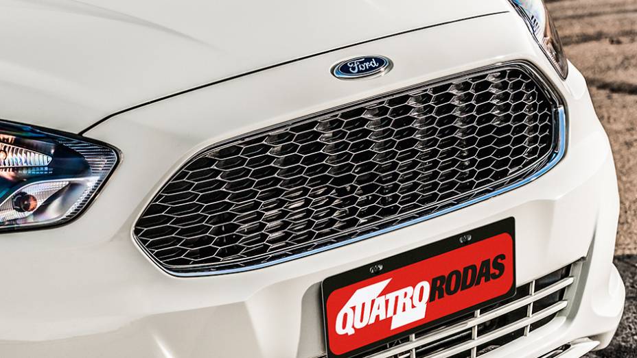  grade com friso cromado: detalhes exclusivos da vers&atilde;o top SEL | <a href="https://preprod.quatrorodas.abril.com.br/carros/testes/novo-ford-ka-795762.shtml" rel="migration">Leia mais</a>
