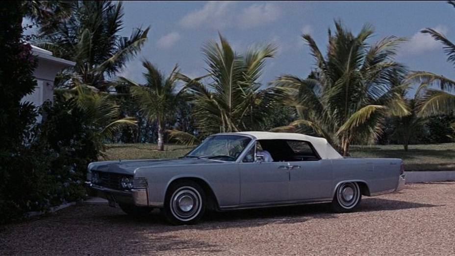 1965: Mais luxuoso do que esportivo, o Lincoln Continental é o modelo do agente em "007 contra a chantagem atômica". | <a href="%20https://preprod.quatrorodas.abril.com.br/blogs/planeta-carro/2012/11/07/licenca-para-acelerar/" rel="migration">Leia mais</a>