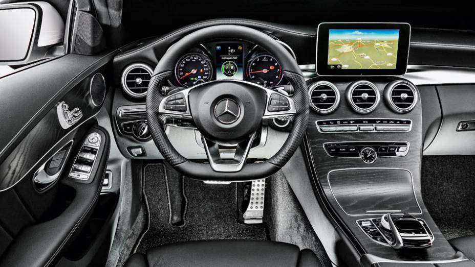 Acabamento da versão Sport traz apliques pretos com acabamento fosco | <a href="https://preprod.quatrorodas.abril.com.br/carros/testes/mercedes-benz-c-250-sport-802663.shtml" target="_blank" rel="migration">Leia mais</a>