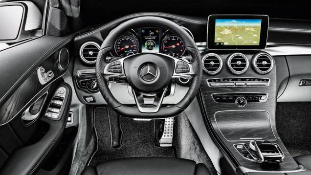 Acabamento da versão Sport traz apliques pretos com acabamento fosco | <a href="https://preprod.quatrorodas.abril.com.br/carros/testes/mercedes-benz-c-250-sport-802663.shtml" target="_blank" rel="migration">Leia mais</a> Acabamento da versão Sport traz apliques pretos com acabamento fosco | <a href="https://preprod.quatrorodas.abril.com.br/carros/testes/mercedes-benz-c-250-sport-802663.shtml" target="_blank" rel="migration">Leia mais</a>
