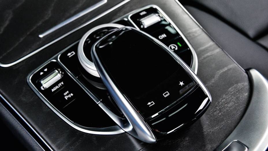 Visual do touchpad lembra um smartphone | <a href="https://preprod.quatrorodas.abril.com.br/carros/testes/mercedes-benz-c-250-sport-802663.shtml" target="_blank" rel="migration">Leia mais</a>