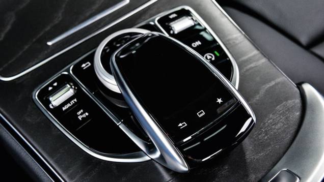 Visual do touchpad lembra um smartphone | <a href="https://preprod.quatrorodas.abril.com.br/carros/testes/mercedes-benz-c-250-sport-802663.shtml" target="_blank" rel="migration">Leia mais</a> Visual do touchpad lembra um smartphone | <a href="https://preprod.quatrorodas.abril.com.br/carros/testes/mercedes-benz-c-250-sport-802663.shtml" target="_blank" rel="migration">Leia mais</a>