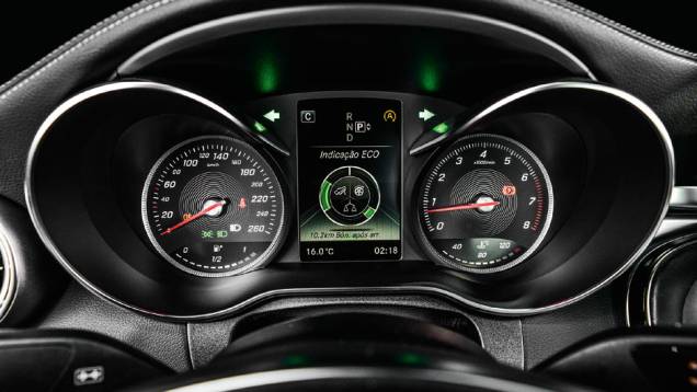 Instrumentos são fáceis de ler | <a href="https://preprod.quatrorodas.abril.com.br/carros/testes/mercedes-benz-c-250-sport-802663.shtml" target="_blank" rel="migration">Leia mais</a> Instrumentos são fáceis de ler | <a href="https://preprod.quatrorodas.abril.com.br/carros/testes/mercedes-benz-c-250-sport-802663.shtml" target="_blank" rel="migration">Leia mais</a>