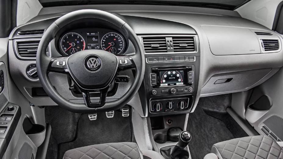 Versão topo de linha Highline tem pedaleiras de alumínio e volante multifuncional | <a href="https://preprod.quatrorodas.abril.com.br/carros/impressoes/volkswagen-fox-ed-9-2014-802701.shtml" target="_blank" rel="migration">Leia mais</a>