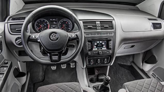 Versão topo de linha Highline tem pedaleiras de alumínio e volante multifuncional | <a href="https://preprod.quatrorodas.abril.com.br/carros/impressoes/volkswagen-fox-ed-9-2014-802701.shtml" target="_blank" rel="migration">Leia mais</a> Versão topo de linha Highline tem pedaleiras de alumínio e volante multifuncional | <a href="https://preprod.quatrorodas.abril.com.br/carros/impressoes/volkswagen-fox-ed-9-2014-802701.shtml" target="_blank" rel="migration">Leia mais</a>