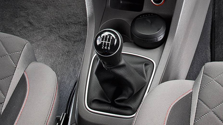 C&acirc;mbio manual de seis marchas | <a href="https://preprod.quatrorodas.abril.com.br/carros/impressoes/volkswagen-fox-ed-9-2014-802701.shtml" target="_blank" rel="migration">Leia mais</a>