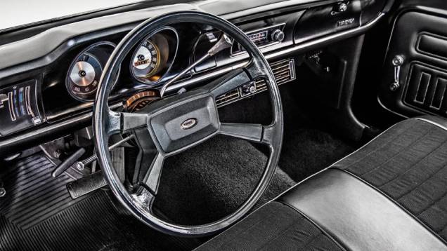 Com o banco inteiriço na frente, levava dois passageiros ao lado do motorista | <a href="https://preprod.quatrorodas.abril.com.br/carros/classicos-brasileiros/perua-maverick-802529.shtml" target="_blank" rel="migration">Leia mais</a> Com o banco inteiriço na frente, levava dois passageiros ao lado do motorista | <a href="https://preprod.quatrorodas.abril.com.br/carros/classicos-brasileiros/perua-maverick-802529.shtml" target="_blank" rel="migration">Leia mais</a>