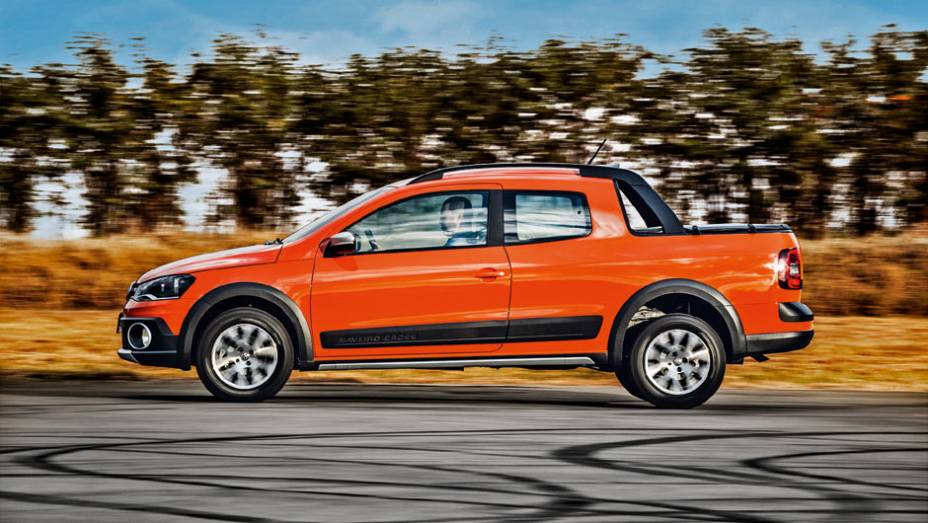 Barras longitudinais comp&otilde;em o santant&ocirc;nio e disfar&ccedil;am a eleva&ccedil;&atilde;o do teto | <a href="https://preprod.quatrorodas.abril.com.br/carros/testes/vw-saveiro-cross-cabine-dupla-802614.shtml" target="_blank" rel="migration">Leia mais</a>