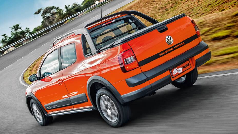 O step-side (degrau lateral) ficou de fora da Saveiro cabine dupla | <a href="https://preprod.quatrorodas.abril.com.br/carros/testes/vw-saveiro-cross-cabine-dupla-802614.shtml" target="_blank" rel="migration">Leia mais</a>