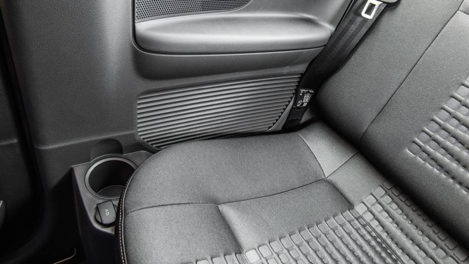 Porta-objeto na lateral do banco lembra o do novo Ka | <a href="https://preprod.quatrorodas.abril.com.br/carros/testes/vw-saveiro-cross-cabine-dupla-802614.shtml" target="_blank" rel="migration">Leia mais</a>