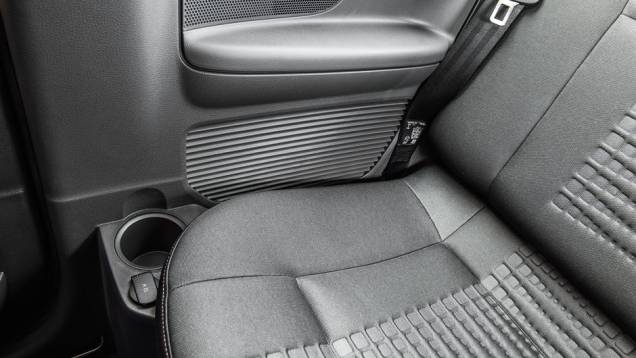 Porta-objeto na lateral do banco lembra o do novo Ka | <a href="https://preprod.quatrorodas.abril.com.br/carros/testes/vw-saveiro-cross-cabine-dupla-802614.shtml" target="_blank" rel="migration">Leia mais</a> Porta-objeto na lateral do banco lembra o do novo Ka | <a href="https://preprod.quatrorodas.abril.com.br/carros/testes/vw-saveiro-cross-cabine-dupla-802614.shtml" target="_blank" rel="migration">Leia mais</a>