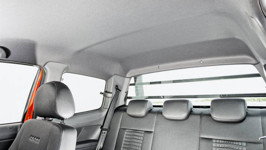 Cintos e apoios de cabe&ccedil;a para tr&ecirc;s, espa&ccedil;o para dois | <a href="https://preprod.quatrorodas.abril.com.br/carros/testes/vw-saveiro-cross-cabine-dupla-802614.shtml" target="_blank" rel="migration">Leia mais</a>