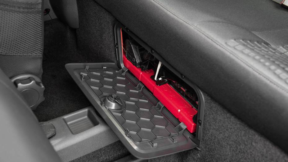 Porta-ferramentas leva macaco, chave de roda e tri&acirc;ngulo | <a href="https://preprod.quatrorodas.abril.com.br/carros/testes/vw-saveiro-cross-cabine-dupla-802614.shtml" target="_blank" rel="migration">Leia mais</a>