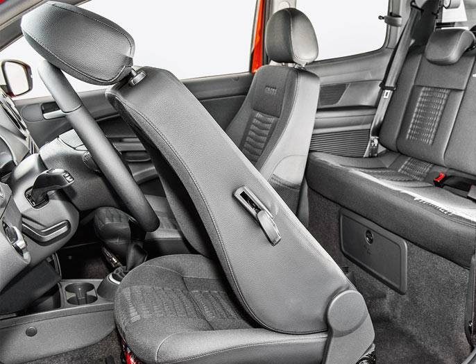 Acesso à traseira exige esforço | <a href="https://preprod.quatrorodas.abril.com.br/carros/testes/vw-saveiro-cross-cabine-dupla-802614.shtml" target="_blank" rel="migration">Leia mais</a>