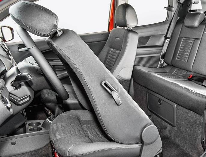 Acesso &agrave; traseira exige esfor&ccedil;o | <a href="https://preprod.quatrorodas.abril.com.br/carros/testes/vw-saveiro-cross-cabine-dupla-802614.shtml" target="_blank" rel="migration">Leia mais</a>