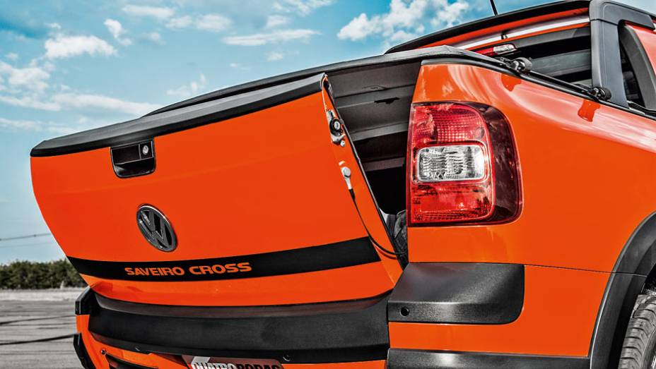 Traseira tem tampa com molas a gás | <a href="https://preprod.quatrorodas.abril.com.br/carros/testes/vw-saveiro-cross-cabine-dupla-802614.shtml" target="_blank" rel="migration">Leia mais</a>