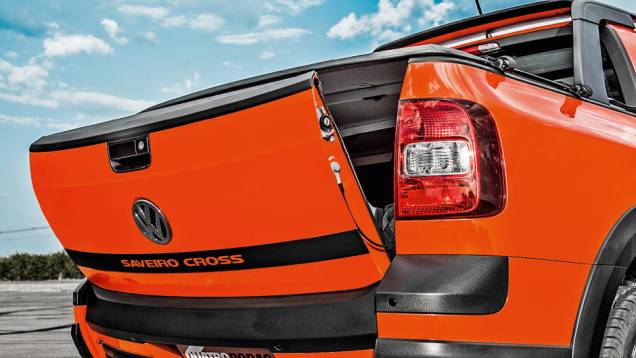 Traseira tem tampa com molas a gás | <a href="https://preprod.quatrorodas.abril.com.br/carros/testes/vw-saveiro-cross-cabine-dupla-802614.shtml" target="_blank" rel="migration">Leia mais</a> Traseira tem tampa com molas a gás | <a href="https://preprod.quatrorodas.abril.com.br/carros/testes/vw-saveiro-cross-cabine-dupla-802614.shtml" target="_blank" rel="migration">Leia mais</a>