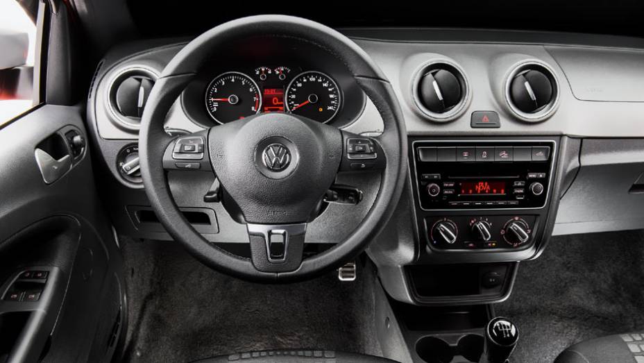 Dianteira da cabine dupla &eacute; igual &agrave; da estendida, mas com mais espa&ccedil;o vertical | <a href="https://preprod.quatrorodas.abril.com.br/carros/testes/vw-saveiro-cross-cabine-dupla-802614.shtml" target="_blank" rel="migration">Leia mais</a>