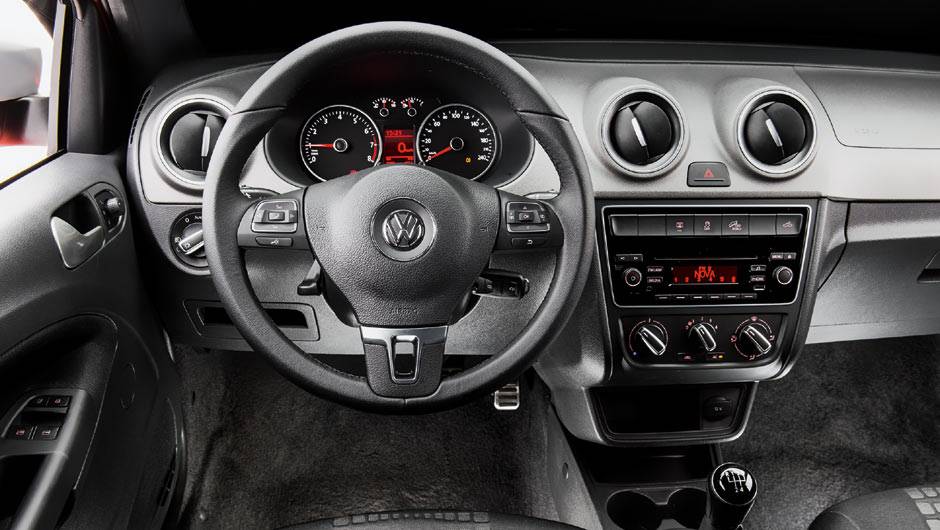Dianteira da cabine dupla &eacute; igual &agrave; da estendida, mas com mais espa&ccedil;o vertical | <a href="https://preprod.quatrorodas.abril.com.br/carros/testes/vw-saveiro-cross-cabine-dupla-802614.shtml" target="_blank" rel="migration">Leia mais</a>