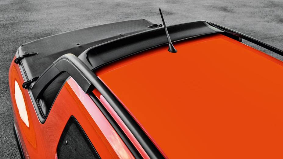 Defletor aerodin&acirc;mico diminui a turbul&ecirc;ncia sobre a capota | <a href="https://preprod.quatrorodas.abril.com.br/carros/testes/vw-saveiro-cross-cabine-dupla-802614.shtml" target="_blank" rel="migration">Leia mais</a>