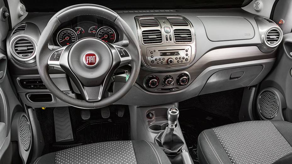 Ar-condicionado &eacute; item de s&eacute;rie, mas volante multifuncional &eacute; opcional | <a href="https://preprod.quatrorodas.abril.com.br/carros/comparativos/ka-x-prisma-x-voyage-x-grand-siena-806201.shtml" target="_blank" rel="migration">Leia mais</a>