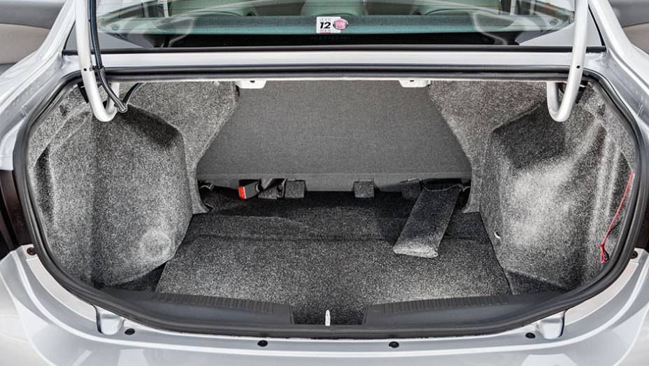 Porta-malas tem abertura ampla e capacidade de 520 litros | <a href="https://preprod.quatrorodas.abril.com.br/carros/comparativos/ka-x-prisma-x-voyage-x-grand-siena-806201.shtml" target="_blank" rel="migration">Leia mais</a>