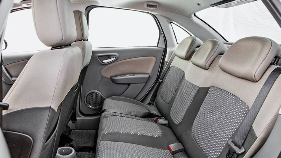 H&aacute; tr&ecirc;s apoios de cabe&ccedil;a na traseira | <a href="https://preprod.quatrorodas.abril.com.br/carros/comparativos/ka-x-prisma-x-voyage-x-grand-siena-806201.shtml" target="_blank" rel="migration">Leia mais</a>