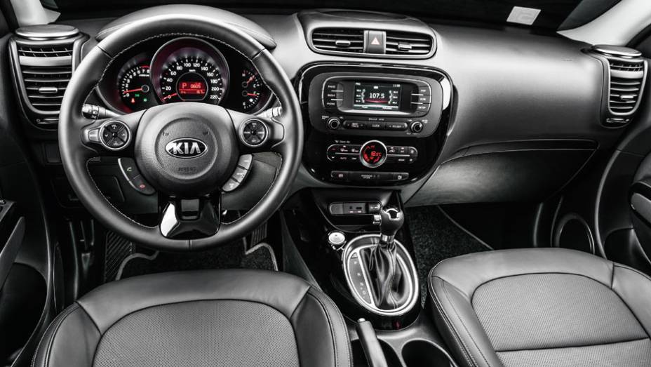 Interior ganhou sofisticação e novos equipamentos | <a href="https://preprod.quatrorodas.abril.com.br/carros/testes/kia-soul-ed-9-2014-802652.shtml" target="_blank" rel="migration">Leia mais</a>