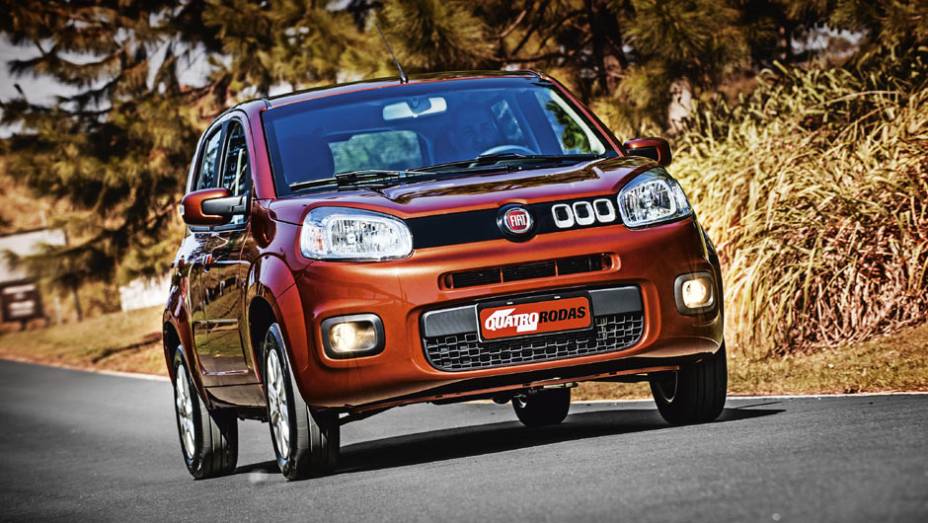 Na dianteira, os far&oacute;is ficaram menores e mais arredondados | <a href="https://preprod.quatrorodas.abril.com.br/carros/impressoes/fiat-uno-evolution-1-4-802577.shtml" target="_blank" rel="migration">Leia mais</a>