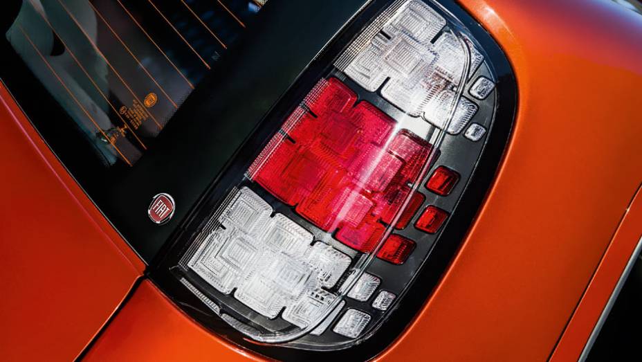 As lentes s&atilde;o novas, mas a forma das lanternas n&atilde;o mudou | <a href="https://preprod.quatrorodas.abril.com.br/carros/impressoes/fiat-uno-evolution-1-4-802577.shtml" target="_blank" rel="migration">Leia mais</a>