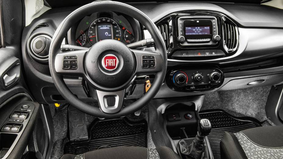 O painel foi inteiramente redesenhado. Volante tem fei&ccedil;&otilde;es da linha-irm&atilde; Jeep | <a href="https://preprod.quatrorodas.abril.com.br/carros/impressoes/fiat-uno-evolution-1-4-802577.shtml" target="_blank" rel="migration">Leia mais</a>