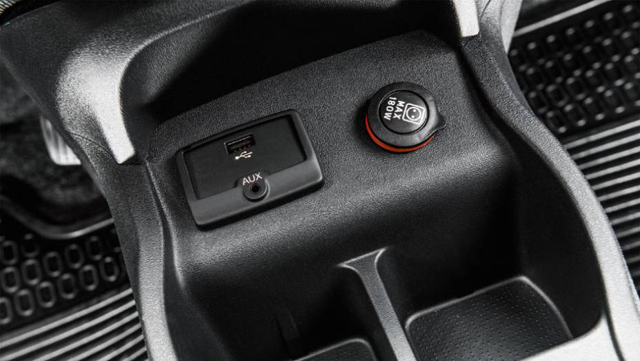 Console tem entradas auxiliar e USB | <a href="https://preprod.quatrorodas.abril.com.br/carros/impressoes/fiat-uno-evolution-1-4-802577.shtml" target="_blank" rel="migration">Leia mais</a> Console tem entradas auxiliar e USB | <a href="https://preprod.quatrorodas.abril.com.br/carros/impressoes/fiat-uno-evolution-1-4-802577.shtml" target="_blank" rel="migration">Leia mais</a>