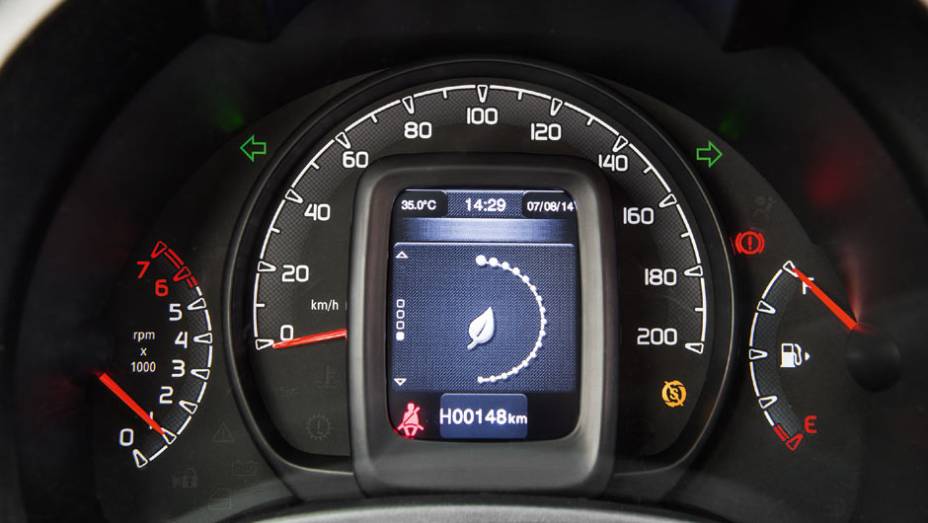 LCD exibe informa&ccedil;&otilde;es no centro do veloc&iacute;metro | <a href="https://preprod.quatrorodas.abril.com.br/carros/impressoes/fiat-uno-evolution-1-4-802577.shtml" target="_blank" rel="migration">Leia mais</a>