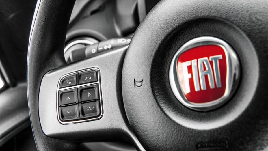 Volante com comandos de som e do computador de bordo | <a href="https://preprod.quatrorodas.abril.com.br/carros/impressoes/fiat-uno-evolution-1-4-802577.shtml" target="_blank" rel="migration">Leia mais</a> Volante com comandos de som e do computador de bordo | <a href="https://preprod.quatrorodas.abril.com.br/carros/impressoes/fiat-uno-evolution-1-4-802577.shtml" target="_blank" rel="migration">Leia mais</a>