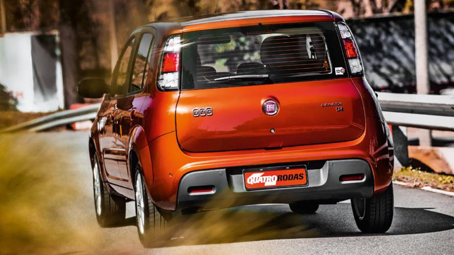 Para choque tem lentes reflexivas na parte central | <a href="https://preprod.quatrorodas.abril.com.br/carros/impressoes/fiat-uno-evolution-1-4-802577.shtml" target="_blank" rel="migration">Leia mais</a> Para choque tem lentes reflexivas na parte central | <a href="https://preprod.quatrorodas.abril.com.br/carros/impressoes/fiat-uno-evolution-1-4-802577.shtml" target="_blank" rel="migration">Leia mais</a>