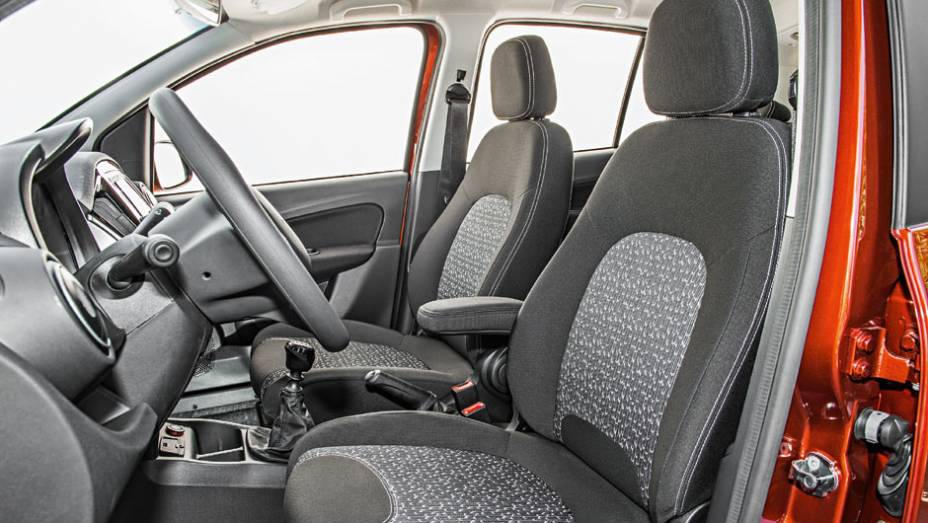 Os bancos t&ecirc;m novo design, nas formas e no padr&atilde;o dos tecidos de revestimento | <a href="https://preprod.quatrorodas.abril.com.br/carros/impressoes/fiat-uno-evolution-1-4-802577.shtml" target="_blank" rel="migration">Leia mais</a>
