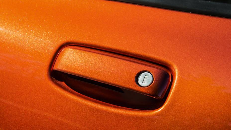 Fechadura foi incorporada &agrave; ma&ccedil;aneta | <a href="https://preprod.quatrorodas.abril.com.br/carros/impressoes/fiat-uno-evolution-1-4-802577.shtml" target="_blank" rel="migration">Leia mais</a>