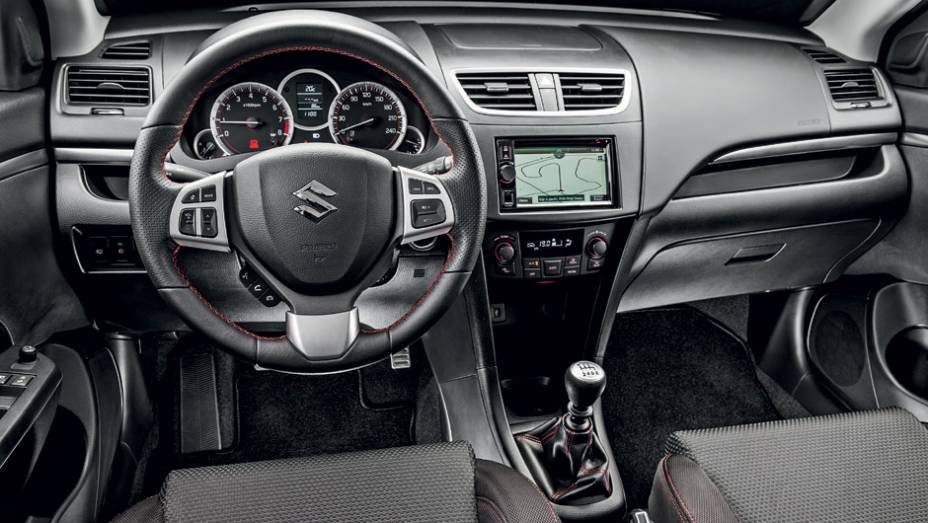 Interior é bem-equipado, mas não deixa de ser frugal. Acabamento de plástico por todo lado é simples | <a href="https://preprod.quatrorodas.abril.com.br/carros/testes/suzuki-swift-sport-r-798745.shtml" rel="migration">Leia mais</a>