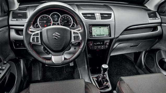 Interior é bem-equipado, mas não deixa de ser frugal. Acabamento de plástico por todo lado é simples | <a href="https://preprod.quatrorodas.abril.com.br/carros/testes/suzuki-swift-sport-r-798745.shtml" rel="migration">Leia mais</a> Interior é bem-equipado, mas não deixa de ser frugal. Acabamento de plástico por todo lado é simples | <a href="https://preprod.quatrorodas.abril.com.br/carros/testes/suzuki-swift-sport-r-798745.shtml" rel="migration">Leia mais</a>