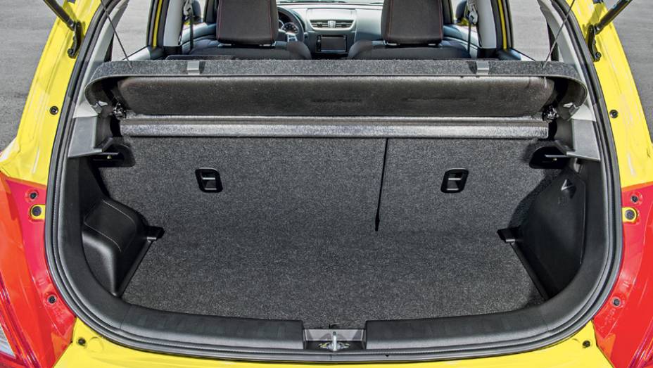 Volume do porta-malas é de 210 litros | <a href="https://preprod.quatrorodas.abril.com.br/carros/testes/suzuki-swift-sport-r-798745.shtml" rel="migration">Leia mais</a>