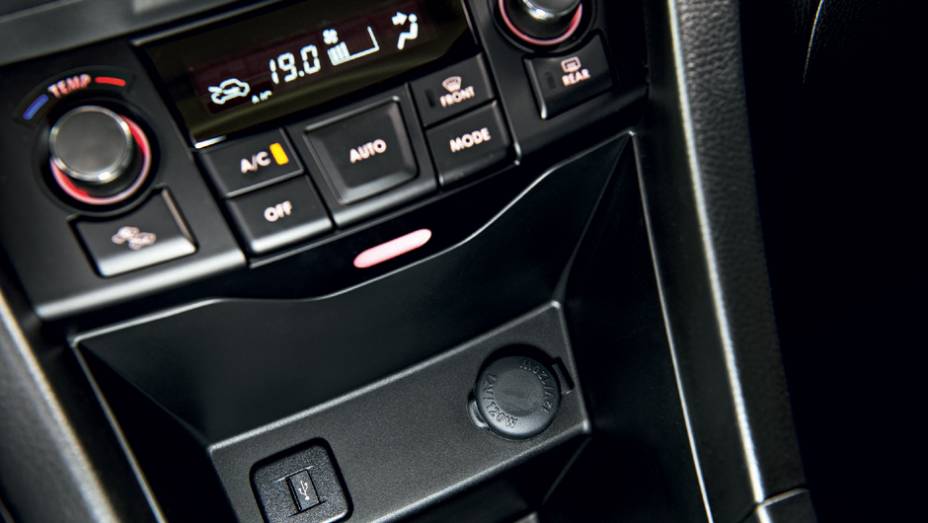 Há porta USB, tomada de 12 volts, lavador de faróis e… | <a href="https://preprod.quatrorodas.abril.com.br/carros/testes/suzuki-swift-sport-r-798745.shtml" rel="migration">Leia mais</a>