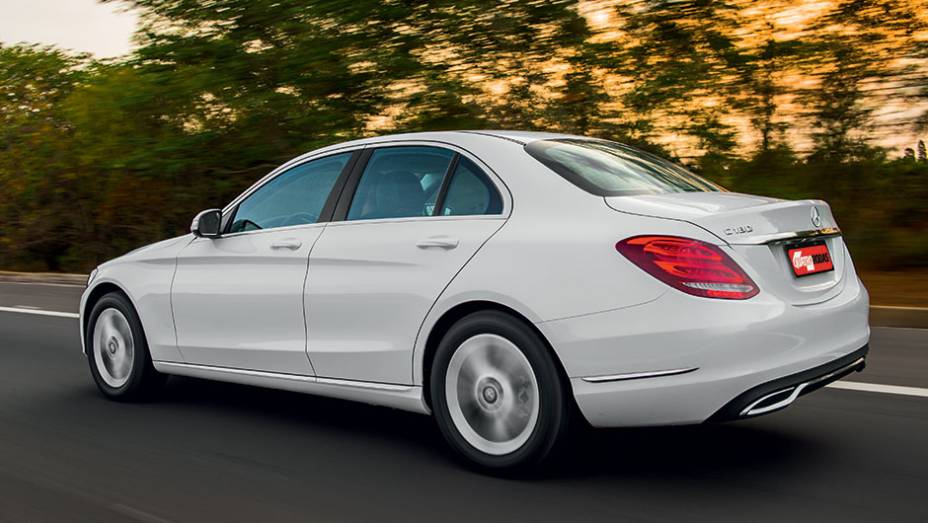 Lanterna dá o toque clássico e remete ao luxuoso Classe S | <a href="https://preprod.quatrorodas.abril.com.br/carros/comparativos/mercedes-c-180-x-bmw-320i-active-flex-812777.shtml" target="_blank" rel="migration">Leia mais</a>