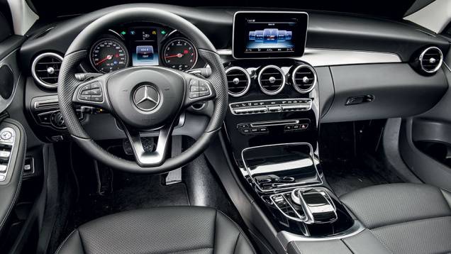 Tela tipo tablet destoa do elegante painel do C 180 | <a href="https://preprod.quatrorodas.abril.com.br/carros/comparativos/mercedes-c-180-x-bmw-320i-active-flex-812777.shtml" target="_blank" rel="migration">Leia mais</a> Tela tipo tablet destoa do elegante painel do C 180 | <a href="https://preprod.quatrorodas.abril.com.br/carros/comparativos/mercedes-c-180-x-bmw-320i-active-flex-812777.shtml" target="_blank" rel="migration">Leia mais</a>