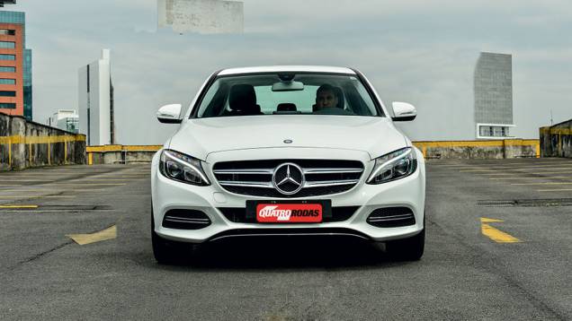 Faróis têm leds inclusive nas luzes baixa e alta | <a href="https://preprod.quatrorodas.abril.com.br/carros/comparativos/mercedes-c-180-x-bmw-320i-active-flex-812777.shtml" target="_blank" rel="migration">Leia mais</a> Faróis têm leds inclusive nas luzes baixa e alta | <a href="https://preprod.quatrorodas.abril.com.br/carros/comparativos/mercedes-c-180-x-bmw-320i-active-flex-812777.shtml" target="_blank" rel="migration">Leia mais</a>