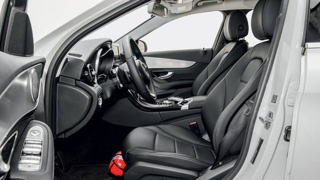 No banco do motorista, o ajuste longitudinal é manual | <a href="https://preprod.quatrorodas.abril.com.br/carros/comparativos/mercedes-c-180-x-bmw-320i-active-flex-812777.shtml" target="_blank" rel="migration">Leia mais</a> No banco do motorista, o ajuste longitudinal é manual | <a href="https://preprod.quatrorodas.abril.com.br/carros/comparativos/mercedes-c-180-x-bmw-320i-active-flex-812777.shtml" target="_blank" rel="migration">Leia mais</a>