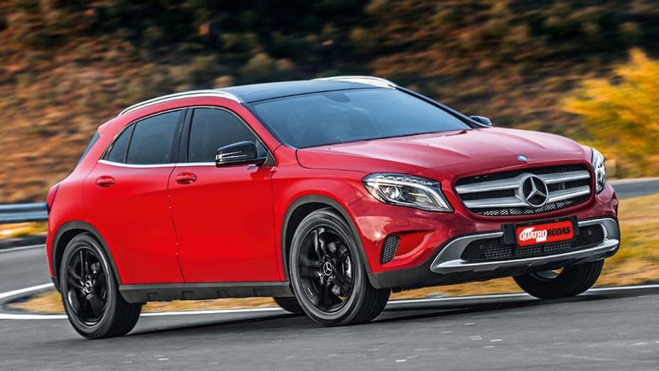 GLA Black Edition mistura frisos cromados e prateados com rodas e retrovisores pretos | <a href="https://preprod.quatrorodas.abril.com.br/carros/testes/mercedes-benz-gla-200-809255.shtml" rel="migration">Leia mais</a>