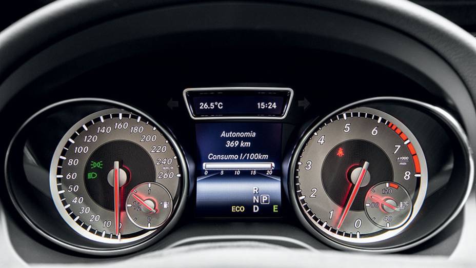 No visor central, o motorista pode acompanhar o consumo instant&acirc;neo do carro | <a href="https://preprod.quatrorodas.abril.com.br/carros/testes/mercedes-benz-gla-200-809255.shtml" rel="migration">Leia mais</a>