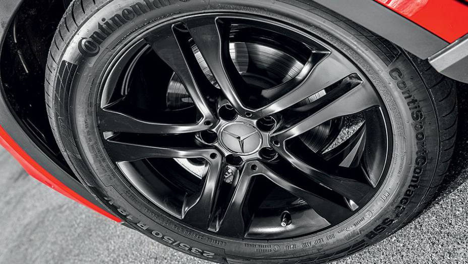 GLA 200 tem rodas de liga leve e pneus 235/50 R18 em todas as versões | <a href="https://preprod.quatrorodas.abril.com.br/carros/testes/mercedes-benz-gla-200-809255.shtml" rel="migration">Leia mais</a>